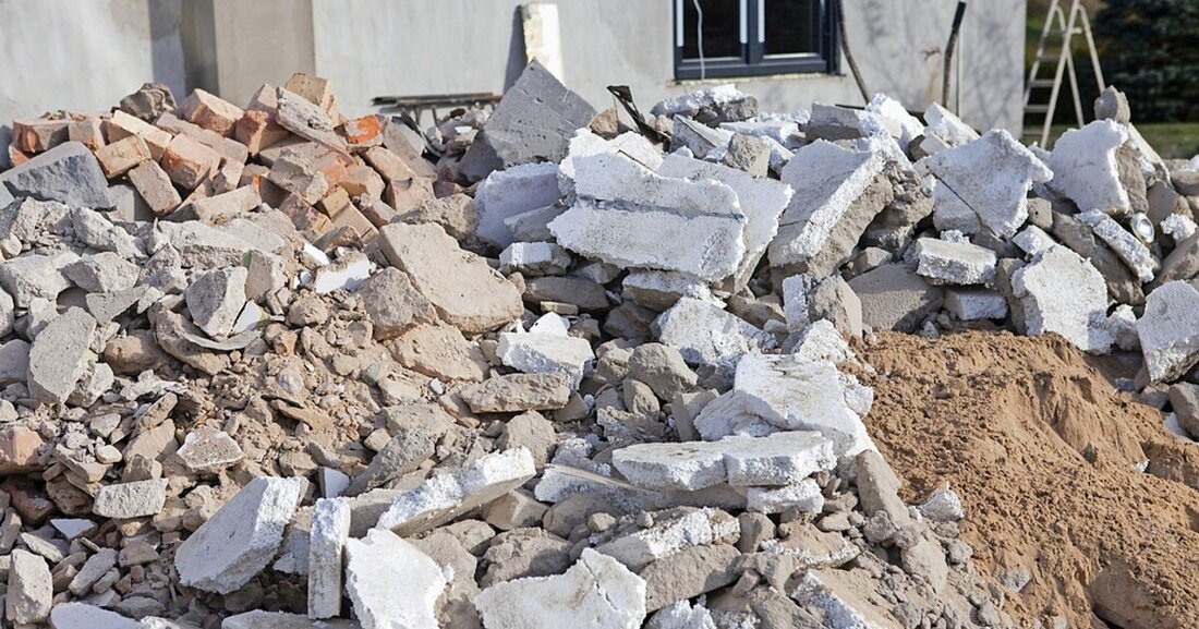 Wer auf Baustellen Abfälle übernimmt, wird zum Abfallsammler und benötigt eine abfallrechtliche Erlaubnis.