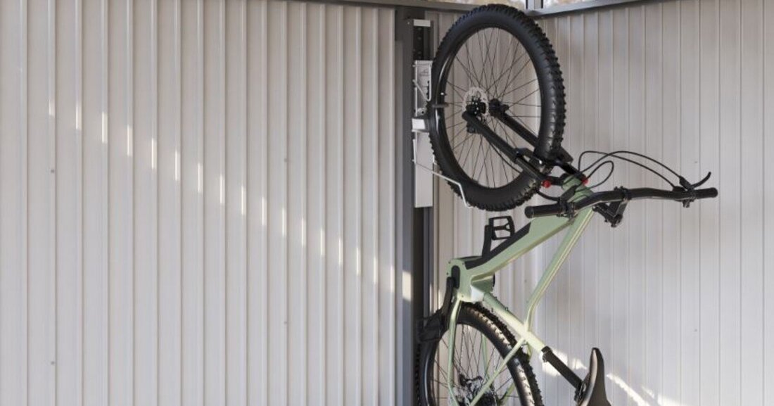 Die innovative Fahrradaufbewahrung BikeLift zieht wie von selbst jedes Fahrrad die Wand hinauf.