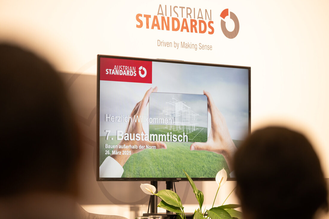 Der siebte Baustammtisch debattierte Vorstöße zum Bauen außerhalb, aber nicht abseits der Norm. Ansätze wie der „Gebäudetyp e“ in Deutschland regen auch hierzulande zum Denken an.