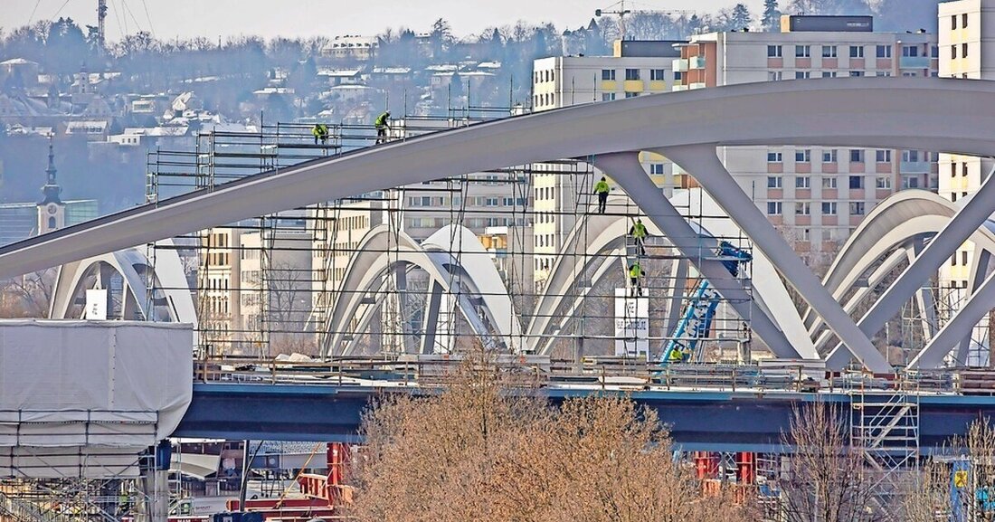 Die Stahlkonstruktion der neuen Donaubrücke Linz besteht aus 8.400 Tonnen thermomechanisch vergüteten Grobblechen.