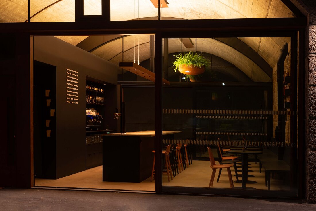 Aus der Not eines kleinen Budgets machten Planer und Tischler eine Tugend und kreierten das coole Interieur für eine Bar, die durch die markanten Schiebetüren wie eine Erweiterung des öffentlichen Raums wirkt.  