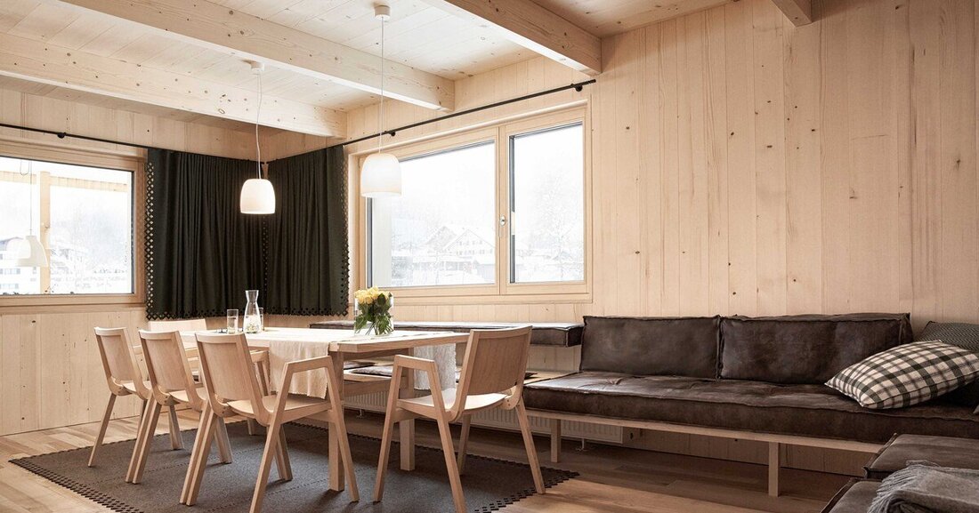 Eine gesunde Bauweise und heimische Natur-Materialien geben einem Ferienhaus im Bregenzerwald seine besondere Atmosphäre.