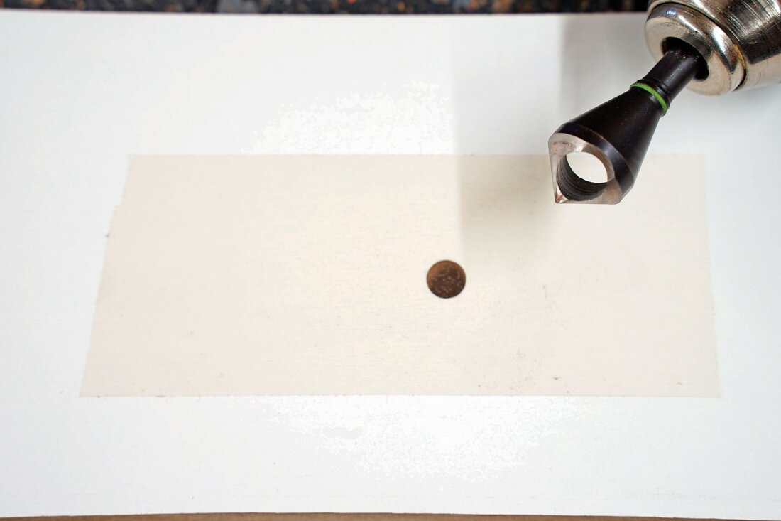 Kratzer, Bohrfehler, sichtbare Schrauben – kleine Schäden an Bauteilen können große Wirkung entfalten, besonders in der Endmontage. Wenn die Zeit drängt, müssen TischlerInnen praktikable Lösungen zur Hand haben.