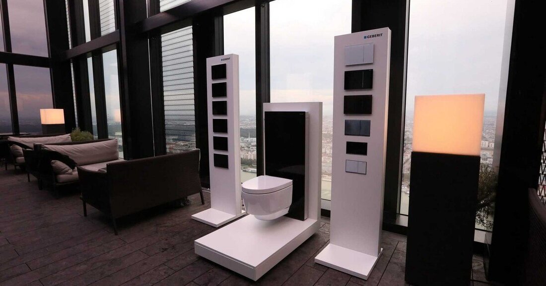 Ja, wenn es nach Geberit geht. Seine Argumente pro Dusch-WC präsentierte das Unternehmen bei der ersten AquaNight in der Lounge 57 im Hotel Meliá 120 Gästen, darunter Architekten, Hoteliers, Bauunternehmer und Journalisten. In der 58. Etage des DC Towers eröffnete sich nicht nur ein atemberaubender Ausblick über die Dächer von Wien sondern auch auf das AquaClean Mera, dessen optische und technische Finessen auf der Terrasse präsentiert wurden. Doch bevor die 120 Gäste die Details zu den gegenwärtigen Sanitärtrends erfuhren, gab es einen Blick in die Vergangenheit. 