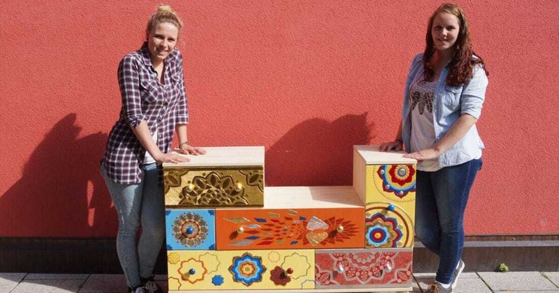 Zwei gelungene Abschlussarbeiten an der Fachschule für Kunsthandwerk und Design (Schnitzschule Elbigenalp) wurden in rund 100 Arbeitsstunden entworfen und angefertigt.