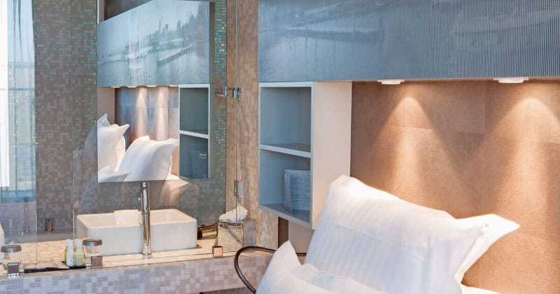 Neben der Transparenz sind Glanz und Lichtdurchlässigkeit zwei herausragende Gestaltungsaspekte von Glas. Transluzentes Glas lässt Licht hindurch, schützt aber vor zu viel Durchblick. Demgegenüber bringen Spiegel Glanz in Räume und eröffnen neue Perspektiven. Für beide Glasarten bieten sich jeweils beeindruckende Einsatzmöglichkeiten.