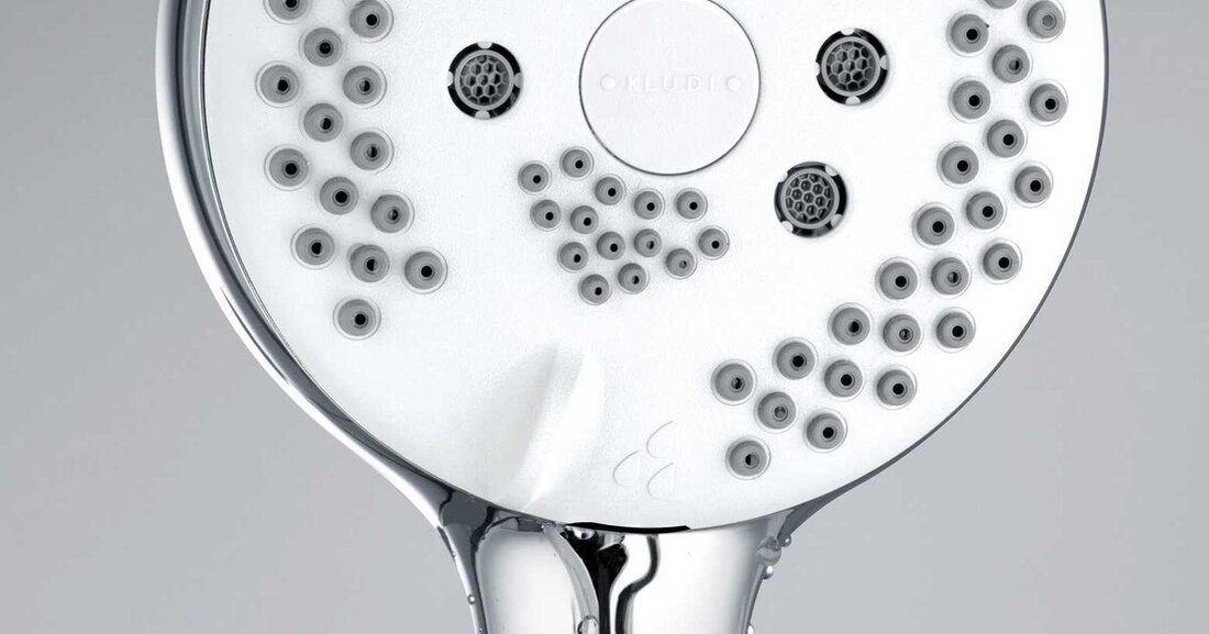 An sich ist das Nachtropfen der Dusche ja eine sinnvolle Funktion, die dafür sorgt, dass kein Restwasser im Brausekopf zurückbleibt, das im ungünstigsten Fall verkeimen könnte. Doch frisch abgetrocknet bzw. beim Badputzen erweist sich diese Eigenschaft in der Regel als Ärgernis. Die von Kludi entwickelte "Entleerungsfunktion" schafft nun erstmals Abhilfe.  