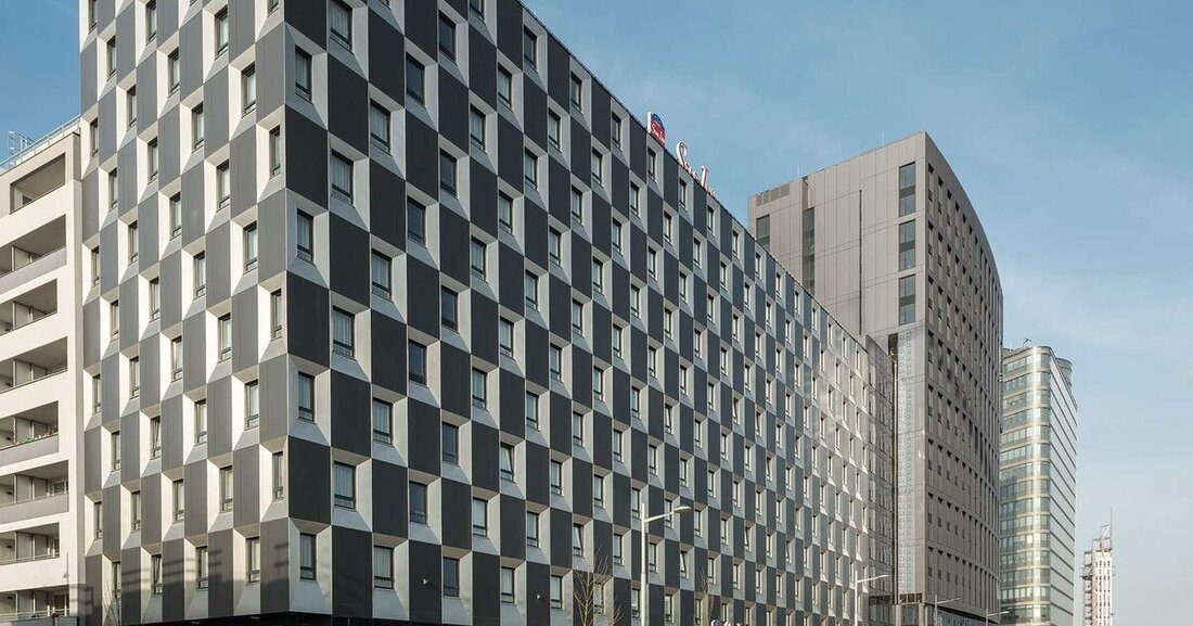 In bester Lage direkt gegenüber dem Eingang zum neuen Wiener Hauptbahnhof eröffnete Mitte April das Star Inn Hotel Premium Wien Hauptbahnhof. Nicht nur was sein Erscheinungsbild und die Ausstattung betrifft, auch baulich rangiert der Neubau im Premiumbereich: Als einer der ersten Hotelbauten Österreichs wird das Gebäude für seine herausragende Nachhaltigkeit mit „Leed-Gold“ zertifiziert.