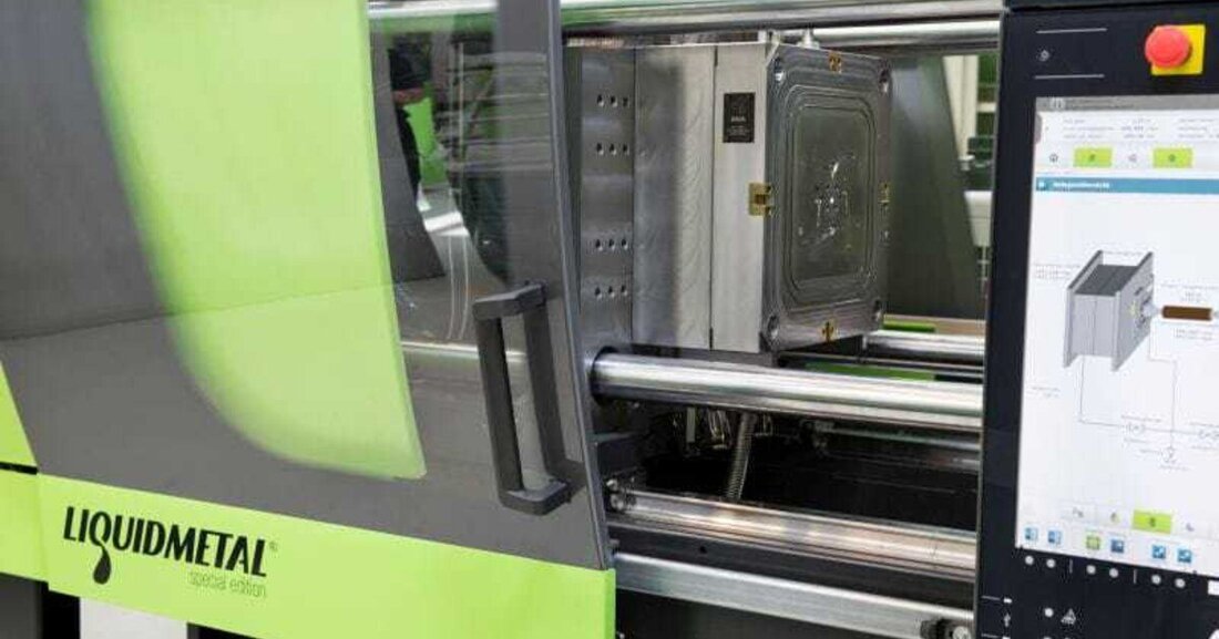 Mit Liquidmetal stößt der oberösterreichische Maschinenspezialist Engel die Tür zu einer völlig neuen Werkstoffklasse und Verarbeitungseffizienz für Metalllegierungen auf. Das erste Liquidmetal Forum bei Engel Deutschland thematisiert die Möglichkeiten dieser Technologie.