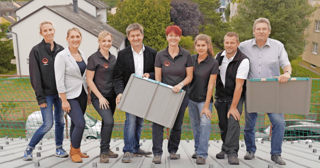 Täglich verlieren sieben Kinder- und Jugendliche in Österreich ihr Zuhause. Kinderhilfsorgani­sationen wie Pro Juventute kümmern sich um diese benachteiligten Kinder und ermöglichen  ihnen ein Aufwachsen in betreutem Umfeld. Prefa und die Spenglerei Resch haben jetzt ein Sponsoring der besonderen Art gestartet. 