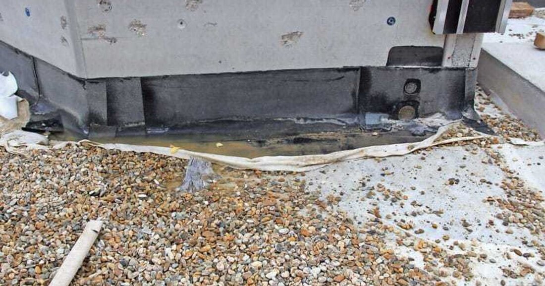 Manchmal weiß ich nicht wirklich, ob ich mich ärgern oder verwundert oder gar erfreut sein soll, dass es wieder einen Auftrag mehr für mich gibt. Die Fehler und Mängel, die ich sehe, wenn ich ein Flachdach betrete, sind oft so haarsträubend, dass man meinen könnte, die Fachliteratur und eine Norm, insbesondere die Werkvertragsnorm B 2110 und die Fachnormen B 2220 und B 3691, sind „spanische Dörfer“ und unlesbar.