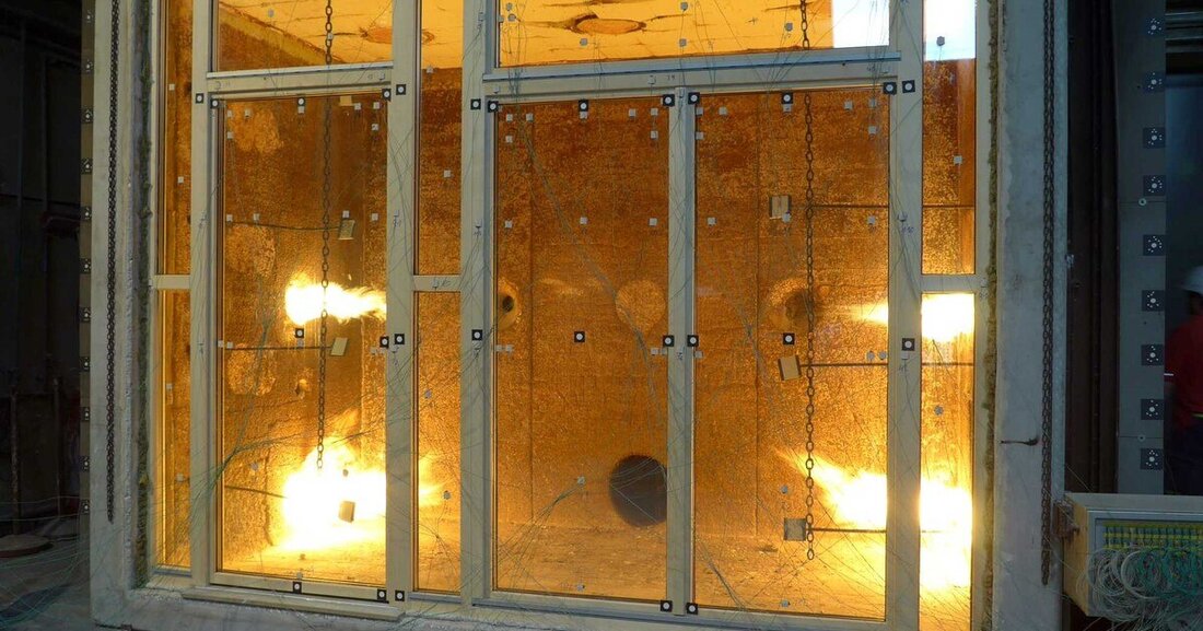 Die Tischlerei Sigg aus Hörbranz zeigt mit ihrer jüngsten Eigen­entwicklung, dass auch Brandschutzfenster aus Fichten- und Tannenholz in der Widerstandsklasse EI 60 möglich sind. 