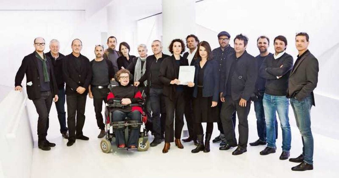 „Vom Nutzen der Architekturfotografie“ lautet der Titel des Bildbandes, den Herausgeber, Autoren und Fotografen Anfang November im neuen Schauraum des Lichtforum Zumtobel im IZD Tower vorstellten.