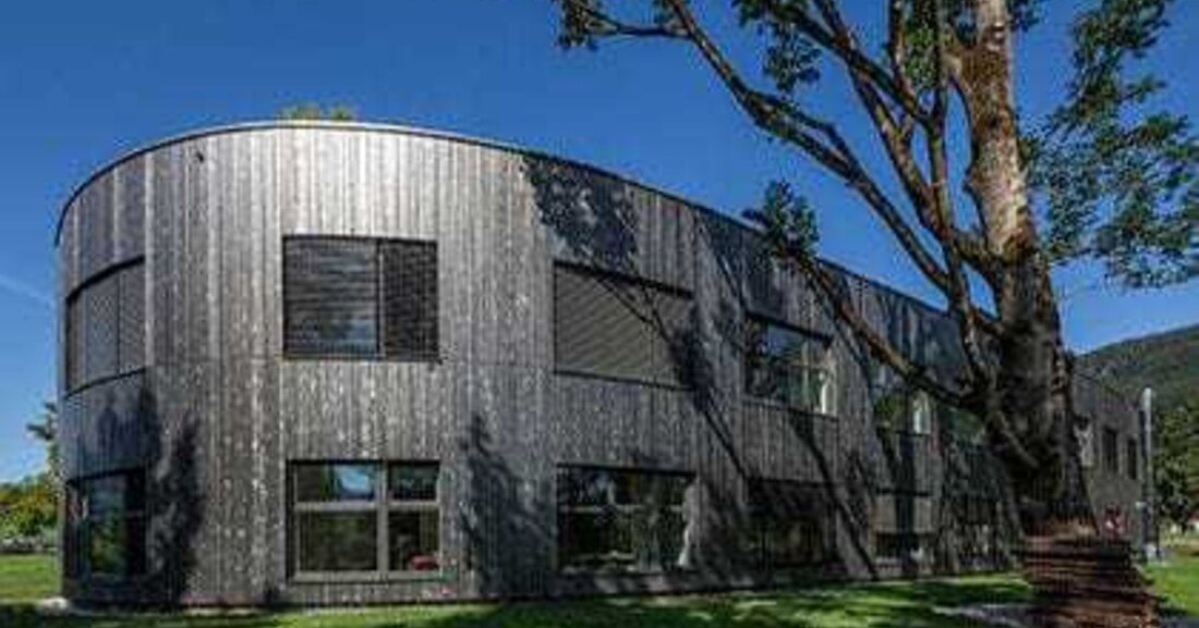 Eine extravagante Holzfassade macht den Neubau neben dem Schloss Tandalier zu einem architektonischen Eyecatcher. Die graphitähnlich schimmernde Außenhaut wird durch eine Effekt-Lasur aus dem Hause Synthesa erzeugt.