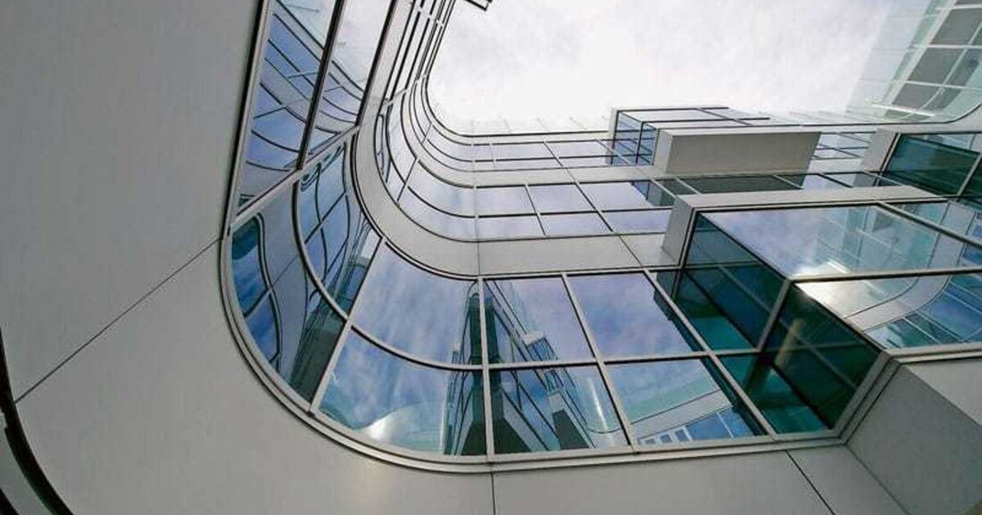 Die jüngste „dezentralisierte“ psychiatrische Abteilung Österreichs in der Wiener Juchgasse ist ein helles, mit Tageslicht durchflutetes Gebäude, gekennzeichnet durch eine geschwungene Außenfassade und großzügig angelegte Räume im Inneren.