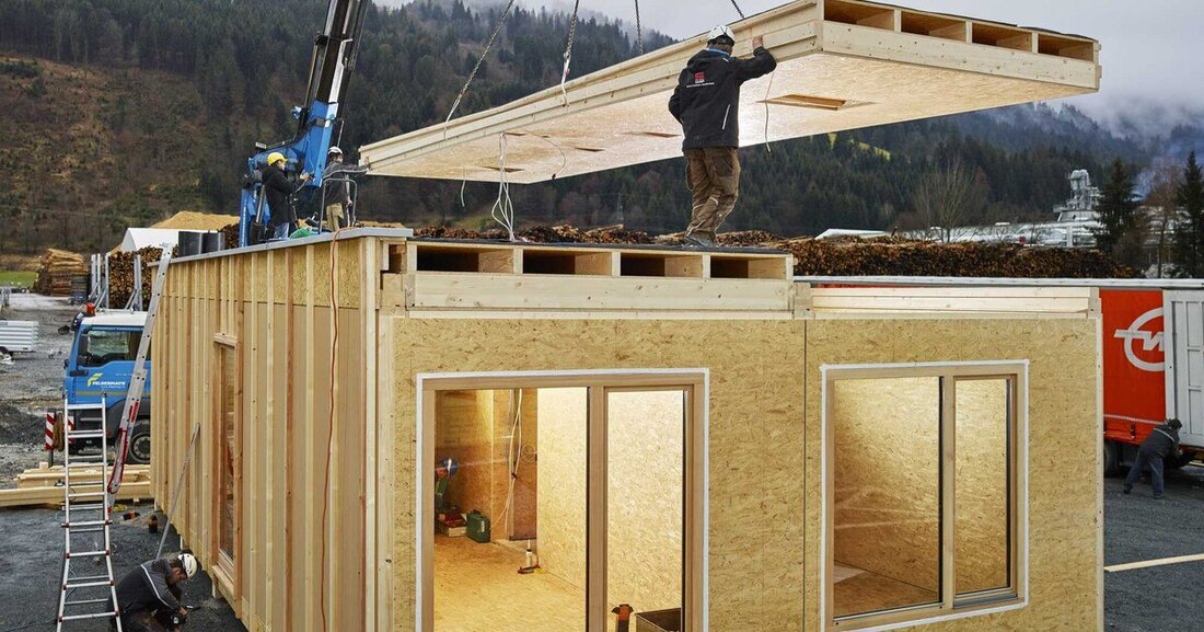 Mit seinem Konzepthaus bietet der Tiroler Holzwerkstoffehersteller Egger einen Lösungsansatz für schnell verfügbaren, leistbaren Wohnraum – angesichts der anhaltenden Flüchtlingsströme ein aktuelles Thema.