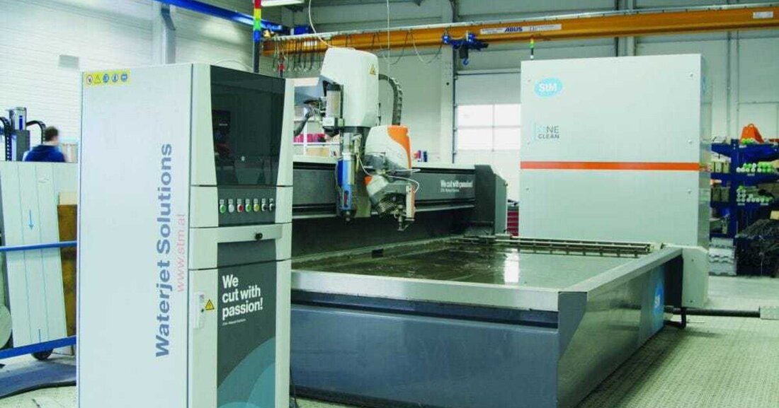Zum STM-Innovationstag am 6. Januar 2016 hat der Salzburger Spezialist für Wasserstrahl-Schneidesysteme sein neues „OneClean System“ erstmals live vorgeführt. „OneClean“ bereitet Wasser und Abrasiv vollintegriert auf – und steigert damit die Rentabilität.