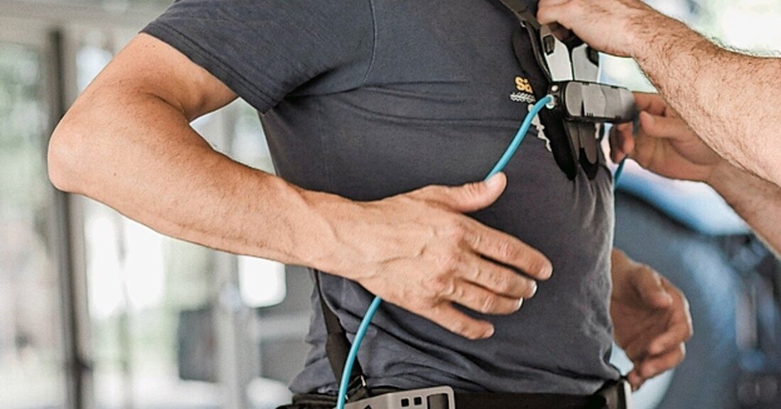 Mithilfe von Exoskeletten können Krankenstände und Arbeitsunfähigkeit reduziert werden.