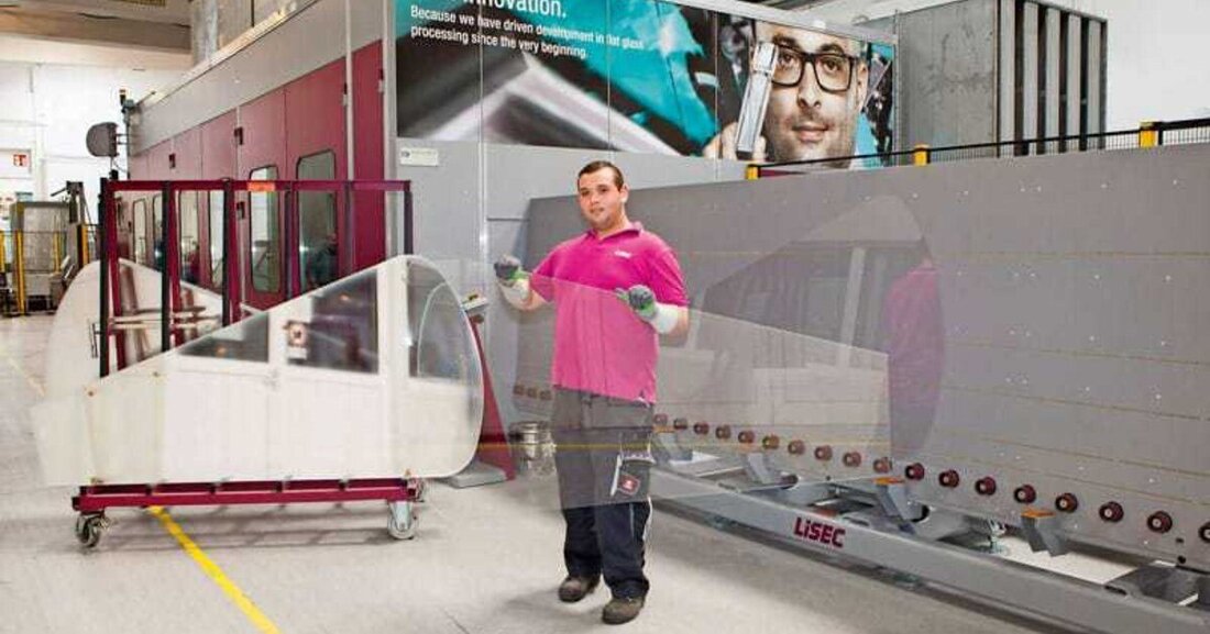 Das Glass Forum beherbergt die glasverarbeitende Sparte der Lisec Gruppe. Das 70-köpfige Team verarbeitet wirtschaftlich Flachglas – und baut damit das Betreiber Know-how des Maschinenbauers aus. Unter den Aufträgen befinden sich viele interessante Projekte, zum Beispiel die Herstellung der „Blätter” der „smartflower”.