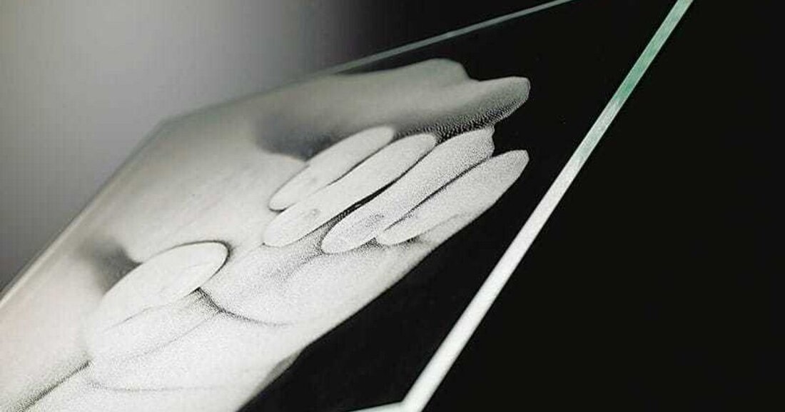 Auch wenn sich thermisch vorgespanntes Glas bearbeiten lässt, entspricht dies nicht den gültigen Regeln, da hierbei die Festigkeit der Scheibe gemindert wird. Die überarbeitete, am 1. Dezember 2015 neu erschienene ÖNorm EN 12150-1 stellt das deutlicher klarer als bisher.