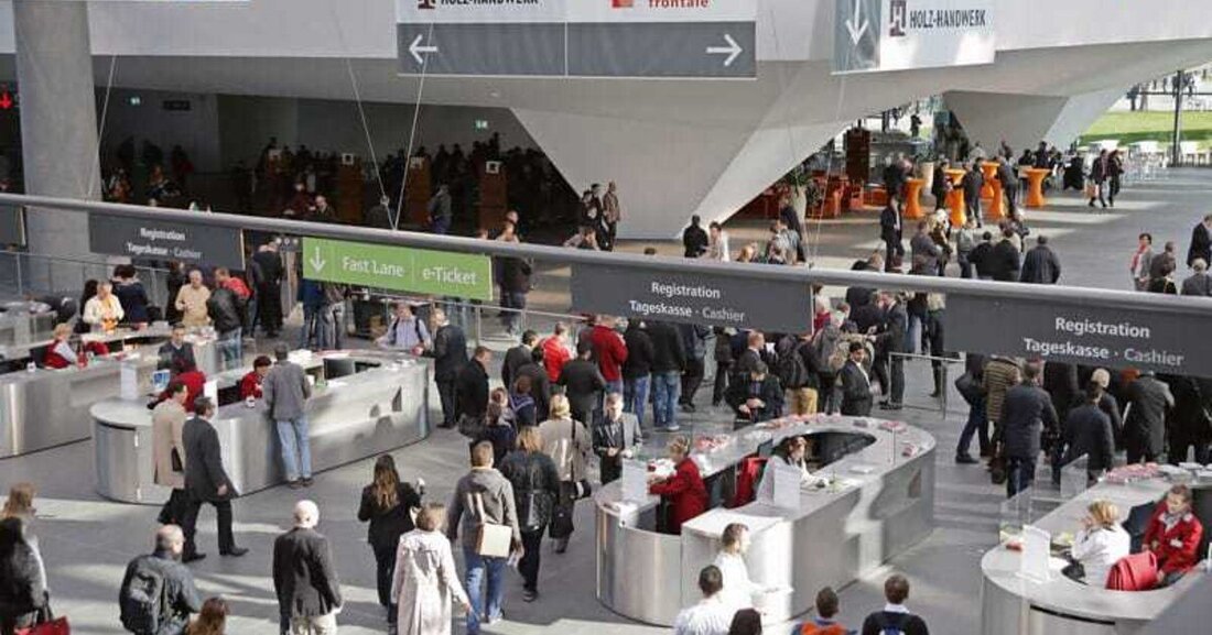 Mit einer Verschiebung der Öffnungszeiten um eine Stunde trägt der Messeverbund Fensterbau Frontale und Holz-Handwerk in Nürnberg dem gestiegenen Verkehrsaufkommen  der letzten Veranstaltungen Rechnung. 