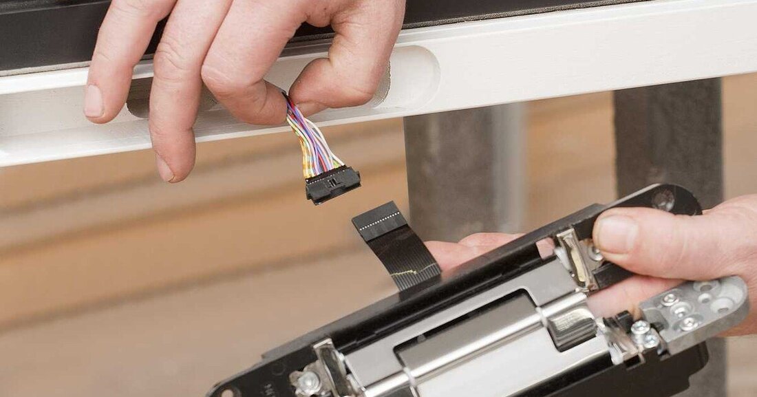 Als Lösung für die Ausstattung von hochwertigen Türen mit elektronischen Elementen haben die Bandspezialisten von Simonswerk die Modellvariante Tectus Energy entwickelt.