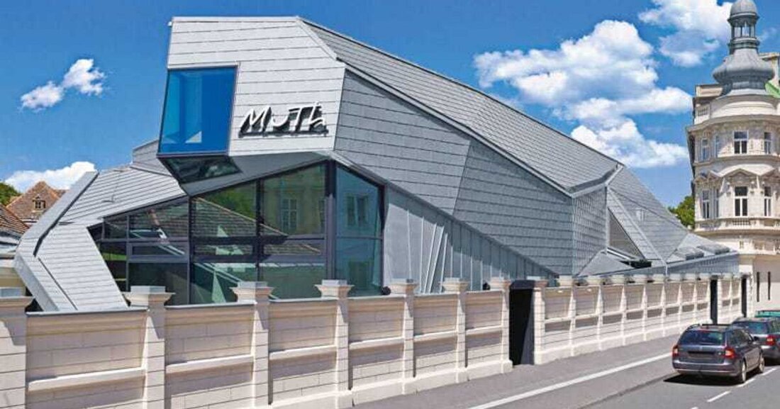 An der Südspitze des Wiener Augartens steht das MuTh, Wiens neues Haus für Musik und Theater. Errichtet wurde es als neue Singstätte der Wiener Sängerknaben. Ein edler Mantel aus Zink umhüllt das Gebäude, das wie eine Zwiebel aus mehreren Schichten konzipiert ist.