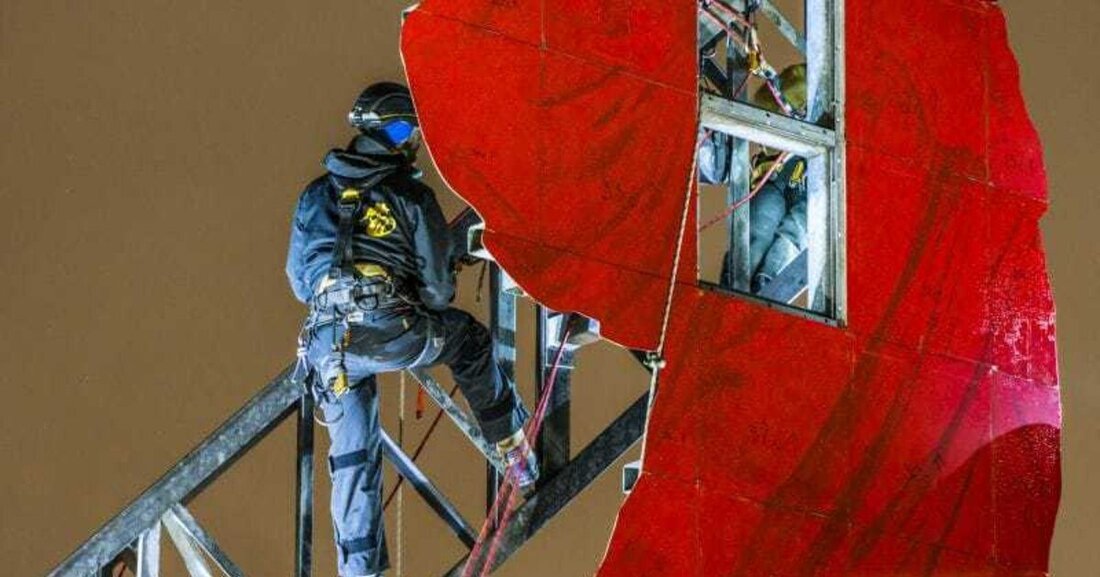 Industriekletterer montieren der Stahlstadt Linz wieder ihre Nike-Flügel.