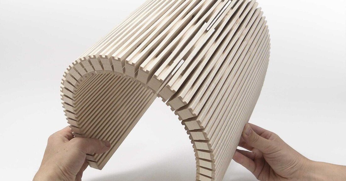 Mit der Designplatte Dukta bietet Kolar biegsame Holzwerkstoffelemente, die sich als Trennwände ebenso wie als Akustikpaneel einsetzen lassen. 