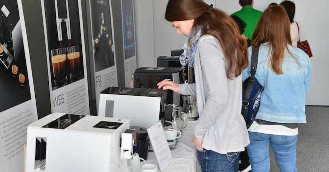 Von Mitte April bis Mitte Mai tourte der Vollautomatenhersteller Jura durch sibene Bundesländer. Mehr als 400 Fachhändler nutzten die Chance die 14 Tages- und Abendseminare zu besuchen.