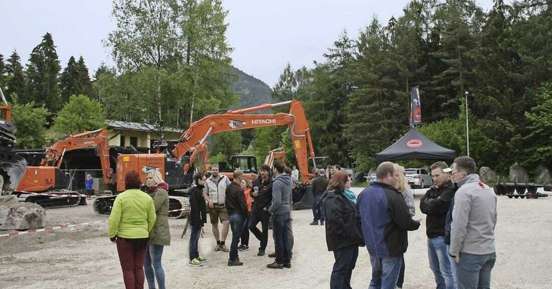 Strahlender Sonnenschein lockte zahlreiche Besucher zu Mörtlbauer Baumaschinen nach Kramsach in Tirol.