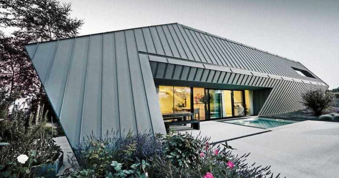 Ein Haus wie ein Haute-Couture-Kleid: spektakulär, kreativ und maßgeschneidert. Das edle Gesamtkunstwerk aus einem verwegenen Materialmix aus Beton, Holz, Gipskarton, Glas, Kautschuk und Aluminium steht nicht in Paris, sondern in Weiden am See.