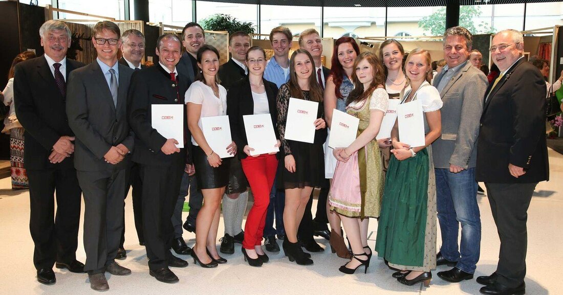 Beim Meisterabend der Tapezierer überreichte Landesinnungsmeister der Tapezierer Markus Kirchmayr die Abschlussdiplome der Raumdesignerakademie (Radak) an die Absolventen.