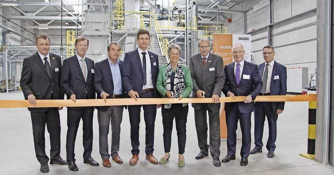 Großinvestition in Niederösterreich. Vor 31 Jahren gründete die Paul Bauder GmbH & Co. KG im österreichischen Marchtrenk bei Linz die erste Auslandsniederlassung. Am 17. Juni eröffnete der Dachspezialist mit einer investitionssumme von 30 Millionen Euro in Bruck an der Leitha nun den ersten Produktionsstandort außerhalb Deutschlands.