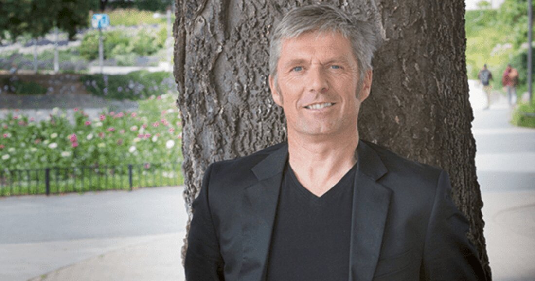 Der Tiroler Architekt Bruno Moser lebt dort, wo er arbeitet, in der Nähe seiner Werke. Er möchte für alle greifbar sein, für seine zufriedenen Bauherrn ebenso wie für Kritiker. Seine Leidenschaft gilt zwar dem Reisen und der Großstadt, aber wohnen und arbeiten möchte er dennoch nur am Land. Warum er, wie er selber von sich sagt, der Regionalität verhaftet ist und woher seine Vorliebe für den Baustoff Holz kommt, erzählte er FORUM, das ihn in einem seiner Bauten traf, in der Egger Firmenzentrale in St. Johann in Tirol – einem Bau ganz aus Holz. Christine Müller im Gespräch mit Bruno Moser