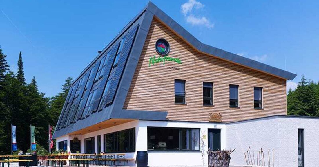 Beim Thema „Sicherheit am Dach“ geht es um erheblich mehr, als nur die Absturzsicherung. Es geht hier vielmehr darum, dass das Dach insgesamt sicher ausgeführt ist und nicht beim ersten Sturm davon fliegt, SAT- und Solaranlagen dauerhaft fixiert und verankert sind, Schnee am Abrutschen gehindert wird, usw.