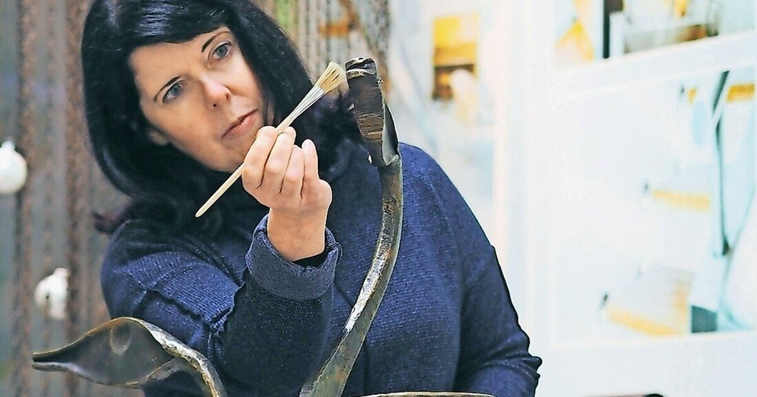 In der Schlosserei Ritonja sorgt Daniela Klinser durch Oberflächen-Veredelung für die Einzigartigkeit der Werkstücke.