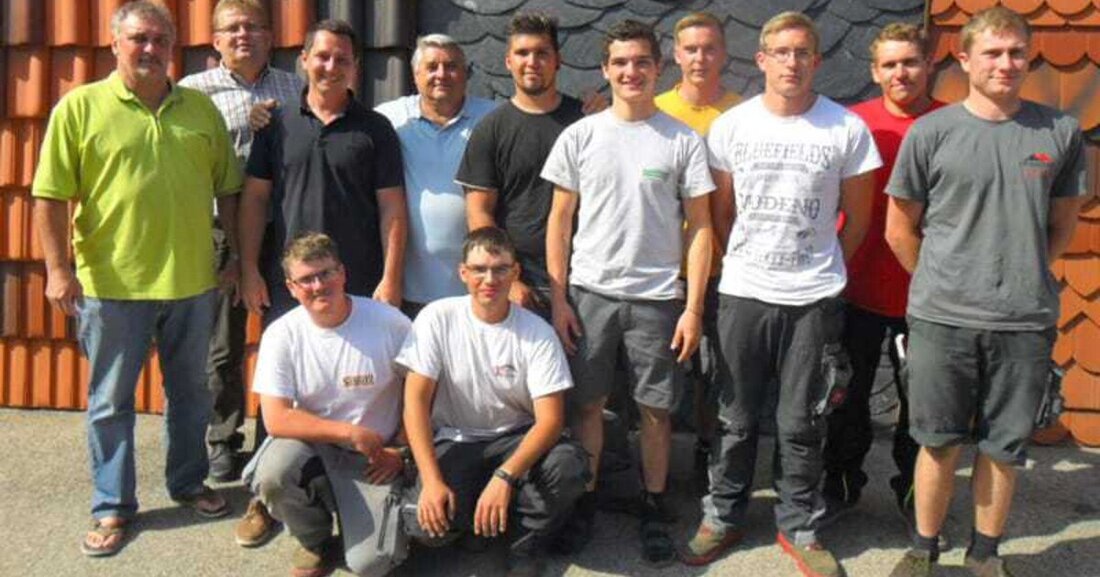 Große Freude herrschte kürzlich in der Landesberufsschule Langenlois bei der Lehrabschlussprüfung der niederösterreichischen Dachdecker, wo kürzlich die „weiße Fahne“ gehisst werden konnte.