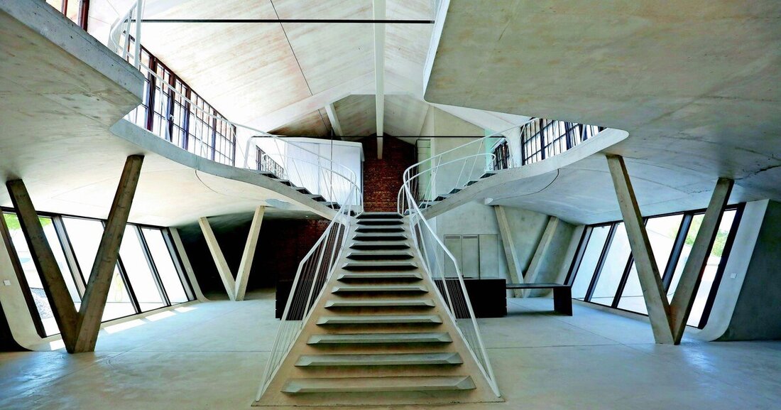 Beeindruckende Sichtachsen, Backsteinmauern und alte Holztore in Kombination mit hochwertiger Verglasung: Die Panzerhalle Salzburg unterscheidet sich grundlegend von den meisten angebotenen Gewerbeflächen, sie ist ein gelungener Mix aus historischem Industriebau und moderner Architektur.