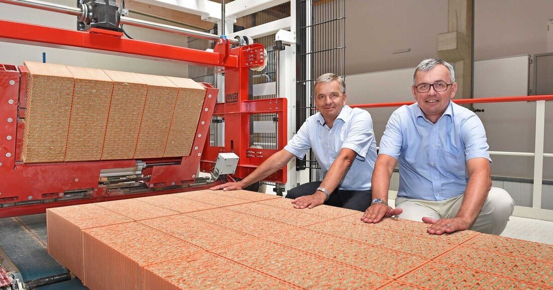 Das Ziegelwerk Eder präsentierte einen neuen, mit Mineralwollflocken gefüllten Ziegel.