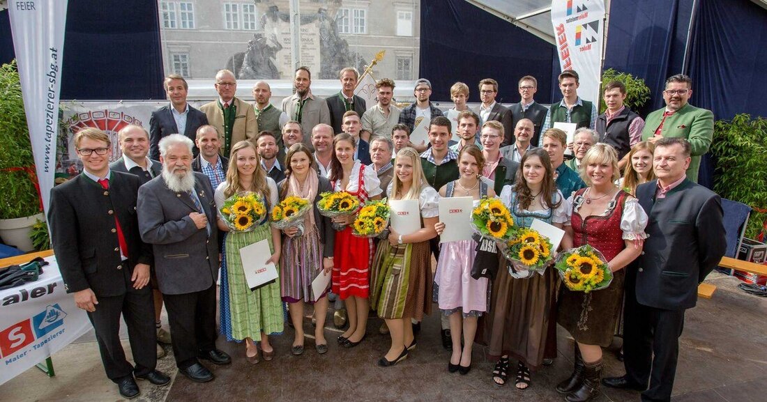 Die Freisprechfeier der Maler und Tapezierer ist am 23. September auf der Brauchtumsbühne am Salzburger Domplatz im Rahmen des Rupertikirtags über die Bühne gegangen.