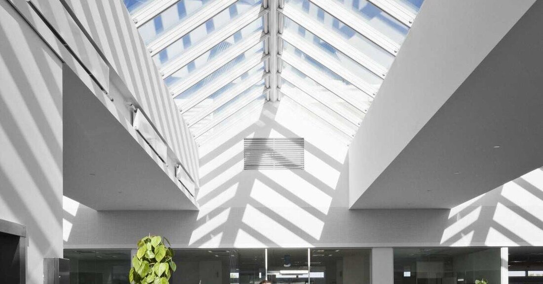 Mit der Erfindung der Silikatfarbe durch Adolf-Wilhelm Keim und deren Patentierung 1878 wurde ein Meilenstein im Bereich der Anstrichstoffe gesetzt. Silikatfarben begleiten die Architekturgeschichte des 20. und 21. Jahrhunderts: vom Historismus über den Jugendstil und das Bauhaus bis zu den spektakulären dekonstruktivistischen Bauwerken der Gegenwart. Sie begeistern seit Generationen Architekten, Handwerker und Künstler, und finden überall dort Anwendung, wo hohe ästhetische, gesundheitliche und bauphysikalische Ansprüche an Architektur und Farbe gestellt werden. Aus gestalterischer, ökologischer wie auch aus bauphysikalischer Sicht gewinnt die richtige Wahl des Oberflächenmaterials zunehmend an Bedeutung. Algenbildung auf WDVS, frühzeitiges Abwitterungsverhalten, Verschmutzungsneigung von Anstrichen, Feuchtehaushalt von Fassaden, Schimmel,..