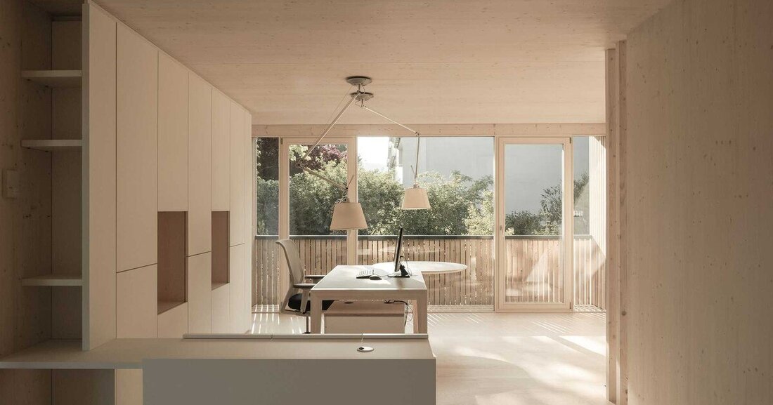 In Mödling haben Innenarchitekt Gerhard Haumer und das Architekturbüro Josep einen ungewöhnlichen Bürobau aus Holz geplant – mit Spiegelfassade im Erdgeschoß und ebenso einfachen wie schönen Gestaltungslösungen im Inneren.   