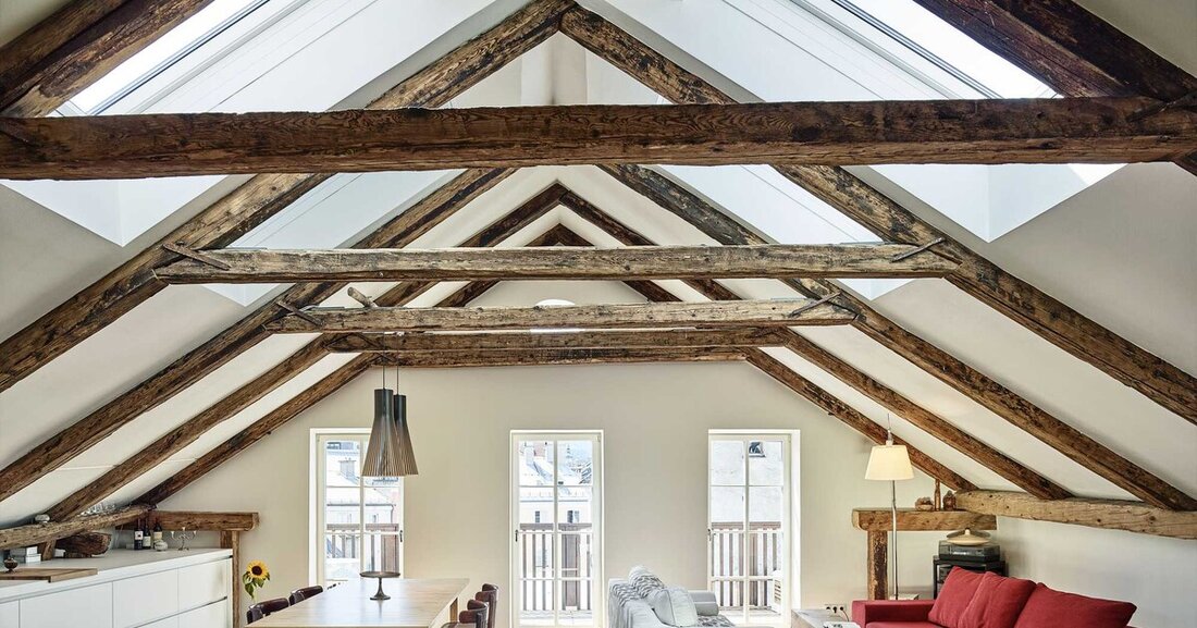 Mit der Erfindung der Silikatfarbe durch Adolf-Wilhelm Keim und deren Patentierung 1878 wurde ein Meilenstein im Bereich der Anstrichstoffe gesetzt. Silikatfarben begleiten die Architekturgeschichte des 20. und 21. Jahrhunderts: vom Historismus über den Jugendstil und das Bauhaus bis zu den spektakulären dekonstruktivistischen Bauwerken der Gegenwart. Sie begeistern seit Generationen Architekten, Handwerker und Künstler, und finden überall dort Anwendung, wo hohe ästhetische, gesundheitliche und bauphysikalische Ansprüche an Architektur und Farbe gestellt werden. Aus gestalterischer, ökologischer wie auch aus bauphysikalischer Sicht gewinnt die richtige Wahl des Oberflächenmaterials zunehmend an Bedeutung. Algenbildung auf WDVS, frühzeitiges Abwitterungsverhalten, Verschmutzungsneigung von Anstrichen, Feuchtehaushalt von Fassaden, Schimmel,..