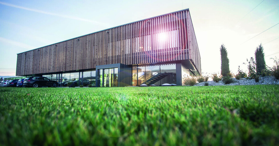 Mit der Erfindung der Silikatfarbe durch Adolf-Wilhelm Keim und deren Patentierung 1878 wurde ein Meilenstein im Bereich der Anstrichstoffe gesetzt. Silikatfarben begleiten die Architekturgeschichte des 20. und 21. Jahrhunderts: vom Historismus über den Jugendstil und das Bauhaus bis zu den spektakulären dekonstruktivistischen Bauwerken der Gegenwart. Sie begeistern seit Generationen Architekten, Handwerker und Künstler, und finden überall dort Anwendung, wo hohe ästhetische, gesundheitliche und bauphysikalische Ansprüche an Architektur und Farbe gestellt werden. Aus gestalterischer, ökologischer wie auch aus bauphysikalischer Sicht gewinnt die richtige Wahl des Oberflächenmaterials zunehmend an Bedeutung. Algenbildung auf WDVS, frühzeitiges Abwitterungsverhalten, Verschmutzungsneigung von Anstrichen, Feuchtehaushalt von Fassaden, Schimmel,..