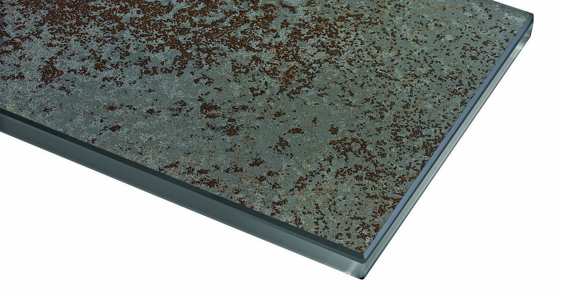 Mit der Erfindung der Silikatfarbe durch Adolf-Wilhelm Keim und deren Patentierung 1878 wurde ein Meilenstein im Bereich der Anstrichstoffe gesetzt. Silikatfarben begleiten die Architekturgeschichte des 20. und 21. Jahrhunderts: vom Historismus über den Jugendstil und das Bauhaus bis zu den spektakulären dekonstruktivistischen Bauwerken der Gegenwart. Sie begeistern seit Generationen Architekten, Handwerker und Künstler, und finden überall dort Anwendung, wo hohe ästhetische, gesundheitliche und bauphysikalische Ansprüche an Architektur und Farbe gestellt werden. Aus gestalterischer, ökologischer wie auch aus bauphysikalischer Sicht gewinnt die richtige Wahl des Oberflächenmaterials zunehmend an Bedeutung. Algenbildung auf WDVS, frühzeitiges Abwitterungsverhalten, Verschmutzungsneigung von Anstrichen, Feuchtehaushalt von Fassaden, Schimmel,..