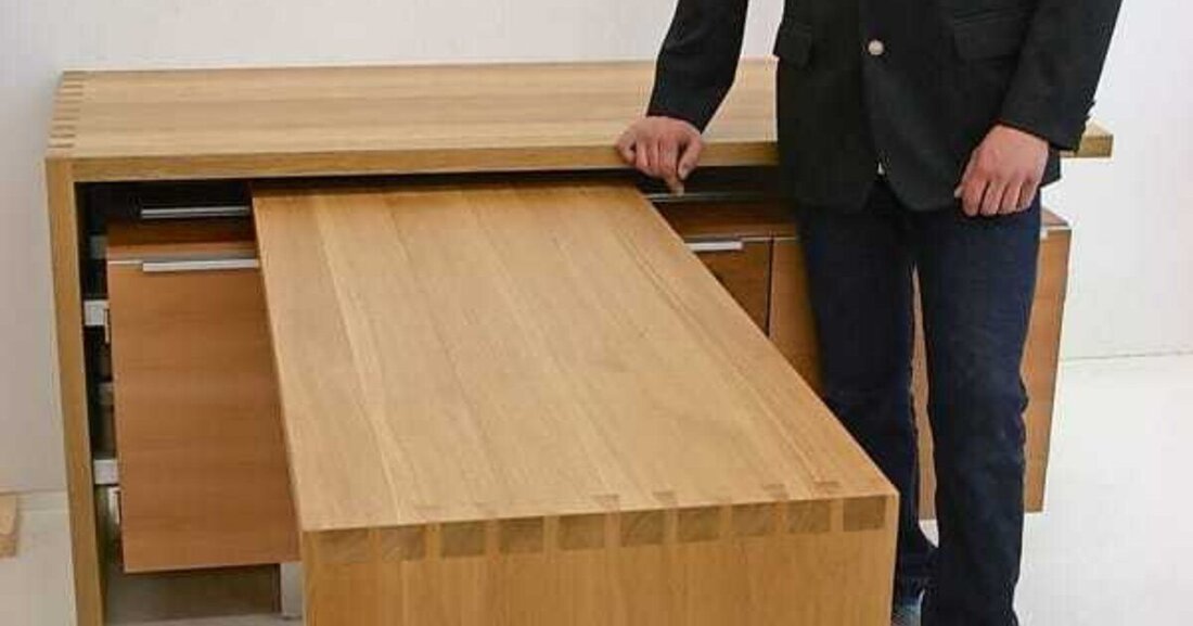Lukas Krisplers Meistermöbel lässt sich vom Sideboard zum Schreibtisch verwandeln.