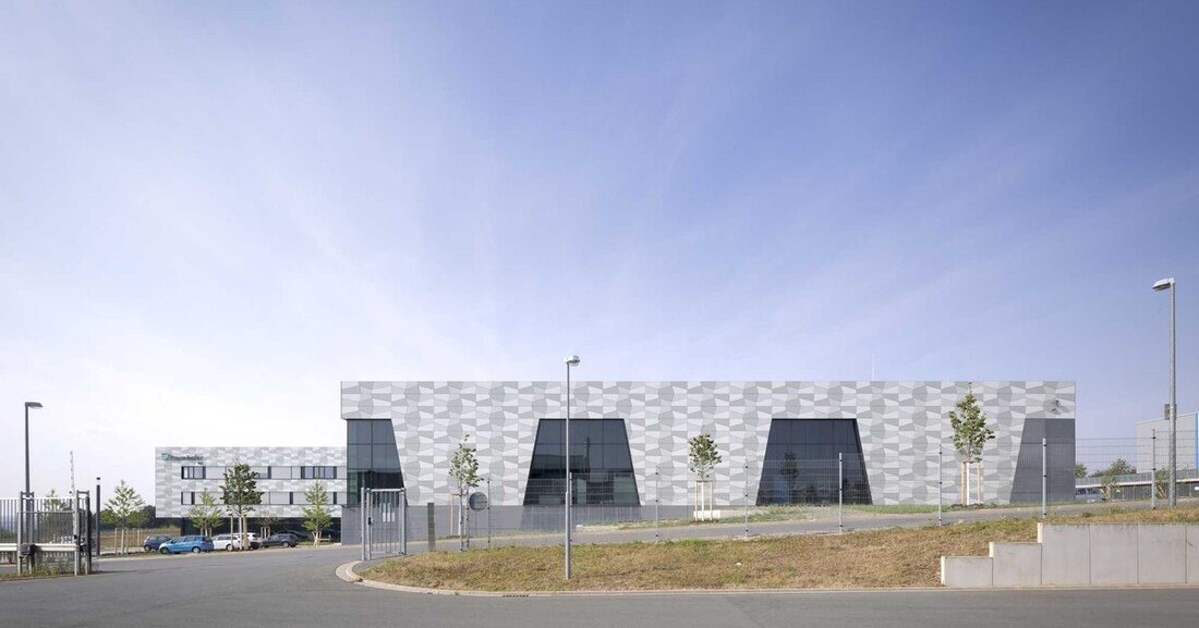 Mit der Erfindung der Silikatfarbe durch Adolf-Wilhelm Keim und deren Patentierung 1878 wurde ein Meilenstein im Bereich der Anstrichstoffe gesetzt. Silikatfarben begleiten die Architekturgeschichte des 20. und 21. Jahrhunderts: vom Historismus über den Jugendstil und das Bauhaus bis zu den spektakulären dekonstruktivistischen Bauwerken der Gegenwart. Sie begeistern seit Generationen Architekten, Handwerker und Künstler, und finden überall dort Anwendung, wo hohe ästhetische, gesundheitliche und bauphysikalische Ansprüche an Architektur und Farbe gestellt werden. Aus gestalterischer, ökologischer wie auch aus bauphysikalischer Sicht gewinnt die richtige Wahl des Oberflächenmaterials zunehmend an Bedeutung. Algenbildung auf WDVS, frühzeitiges Abwitterungsverhalten, Verschmutzungsneigung von Anstrichen, Feuchtehaushalt von Fassaden, Schimmel,..