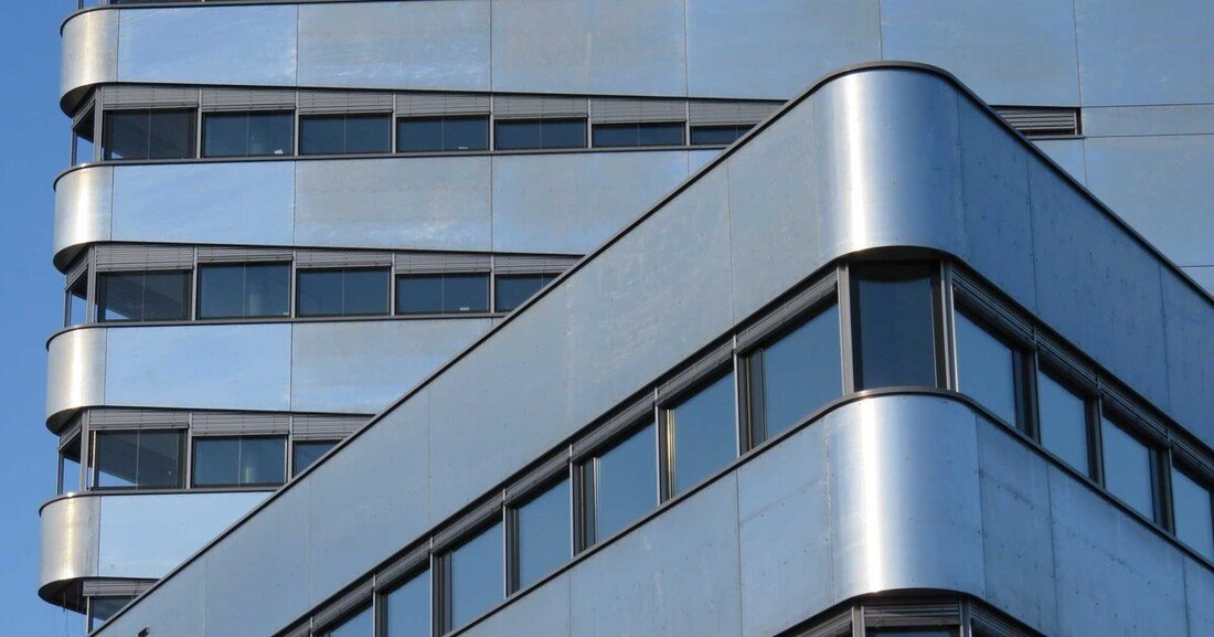 Mit der Erfindung der Silikatfarbe durch Adolf-Wilhelm Keim und deren Patentierung 1878 wurde ein Meilenstein im Bereich der Anstrichstoffe gesetzt. Silikatfarben begleiten die Architekturgeschichte des 20. und 21. Jahrhunderts: vom Historismus über den Jugendstil und das Bauhaus bis zu den spektakulären dekonstruktivistischen Bauwerken der Gegenwart. Sie begeistern seit Generationen Architekten, Handwerker und Künstler, und finden überall dort Anwendung, wo hohe ästhetische, gesundheitliche und bauphysikalische Ansprüche an Architektur und Farbe gestellt werden. Aus gestalterischer, ökologischer wie auch aus bauphysikalischer Sicht gewinnt die richtige Wahl des Oberflächenmaterials zunehmend an Bedeutung. Algenbildung auf WDVS, frühzeitiges Abwitterungsverhalten, Verschmutzungsneigung von Anstrichen, Feuchtehaushalt von Fassaden, Schimmel,..