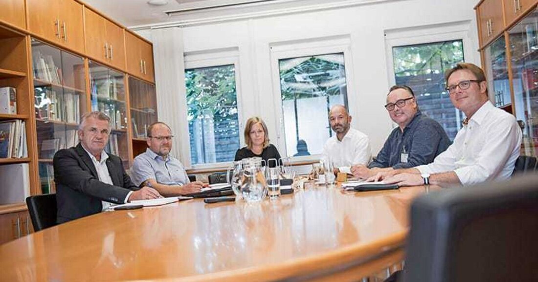 Die regelmäßige Wartung ist obligat für Auto, Heizung und Alarmanlage. Das Dach, das alles schützt, wird oft erst beachtet, wenn ein Schaden eintritt. Eine Expertenrunde diskutiert, wie sich diese Situation ändern lässt – zum Nutzen von Dachhandwerkern und Kunden. Und welche Zusatzgeschäfte sich dadurch noch ergeben können.